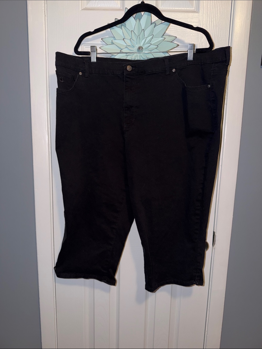 Black Denim Slimming Capris